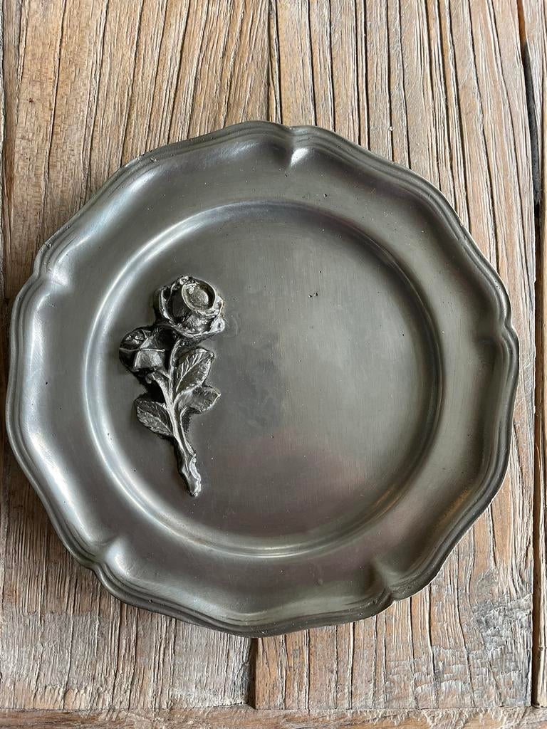 Assiette en étain, Enlèvement ou Envoi