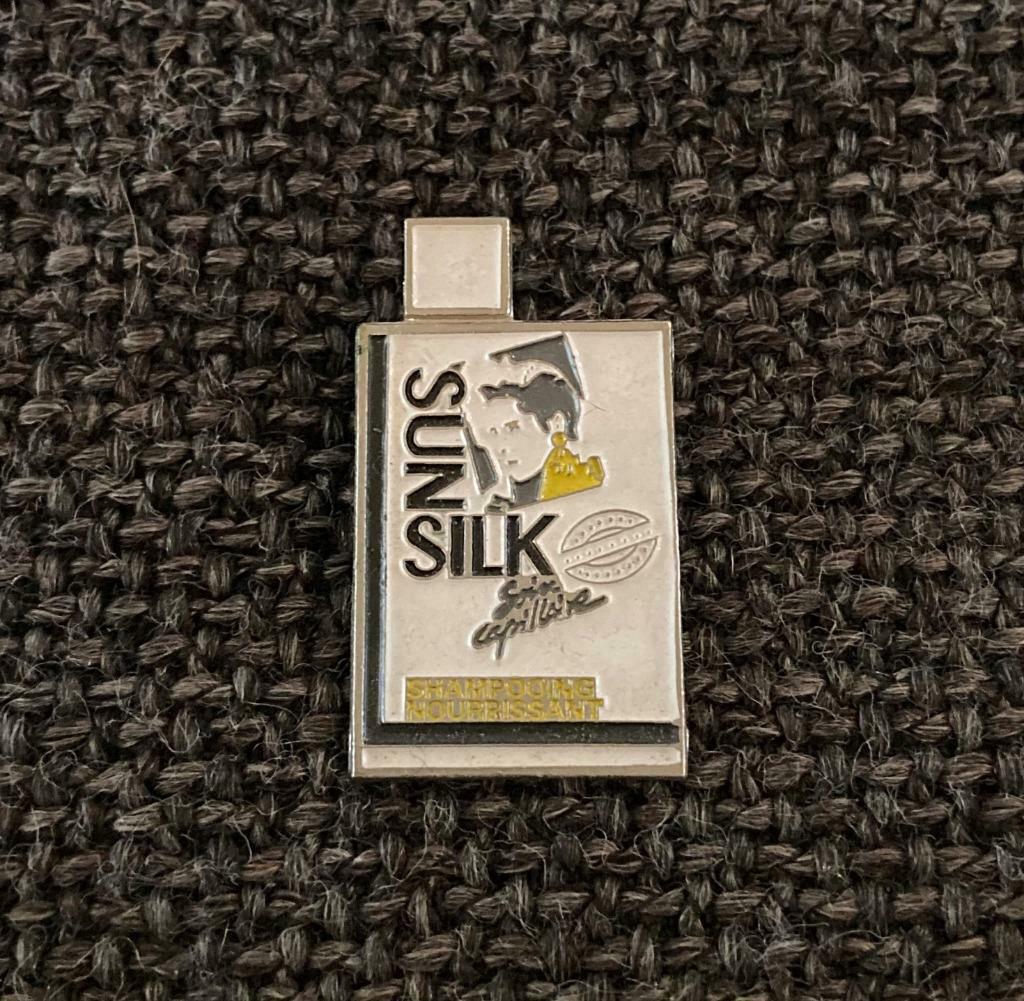 PIN - SUN SILK - SHAMPOO, Verzamelen, Verzenden, Gebruikt, Merk, Speldje of Pin