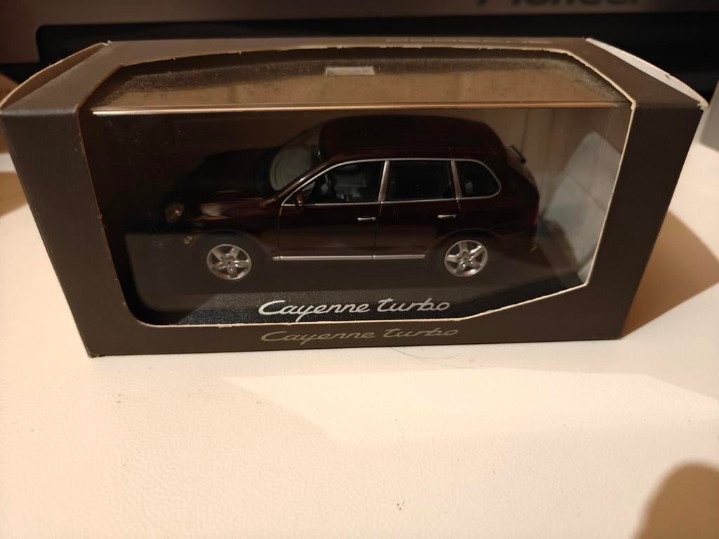 Minichamps Porsche Cayenne turbo 1/43 rouge foncé avec., Enlèvement ou Envoi, Neuf, MiniChamps