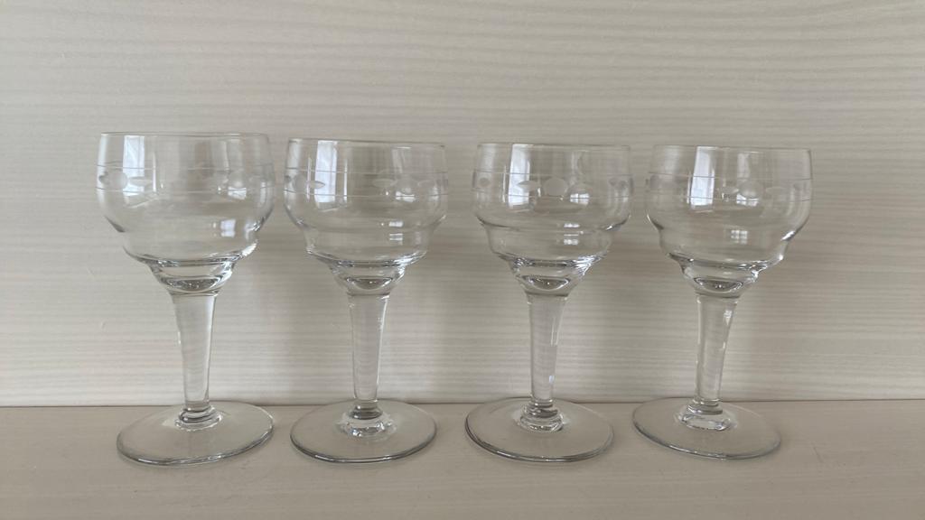 4 mooie gegraveerrde aperitiefglaasjes, Ophalen, Zo goed als nieuw