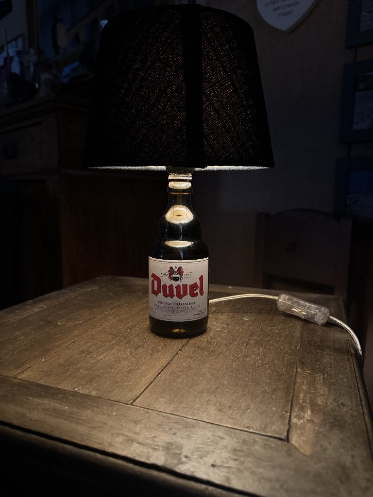 Duvel fles tafellamp met zwarte lampenkap, Ophalen of Verzenden, Gebruikt, Lichtbak of (neon) lamp