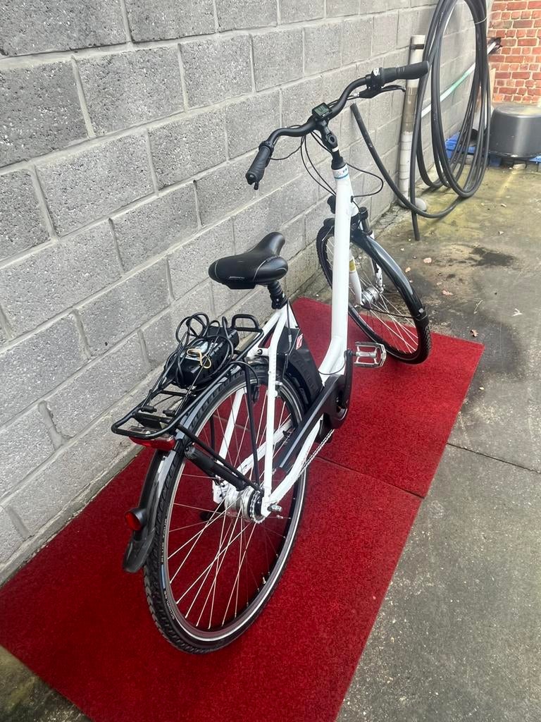 Raleigh nieuwstaat ! Met middemotor weinig km, Fietsen en Brommers, Ophalen, Zo goed als nieuw