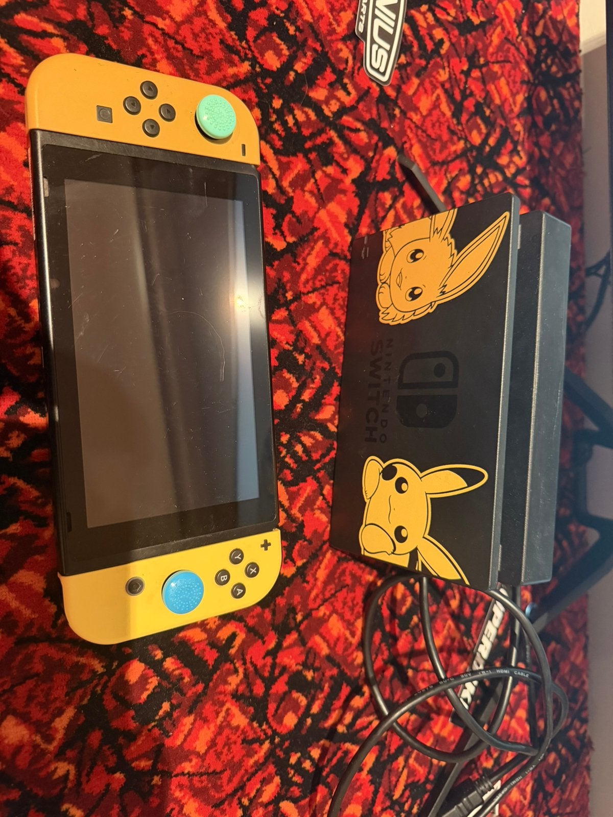 Nintendo switch let’s go pikchu edition, Met games, Met 2 controllers, Zo goed als nieuw, Ophalen