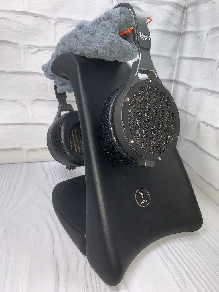 Meze Headphone Couch hoofdtelefoonstandaard, TV, Hi-fi & Vidéo, Câbles audio & Câbles de télévision, Envoi, Comme neuf, Moins de 2 mètres