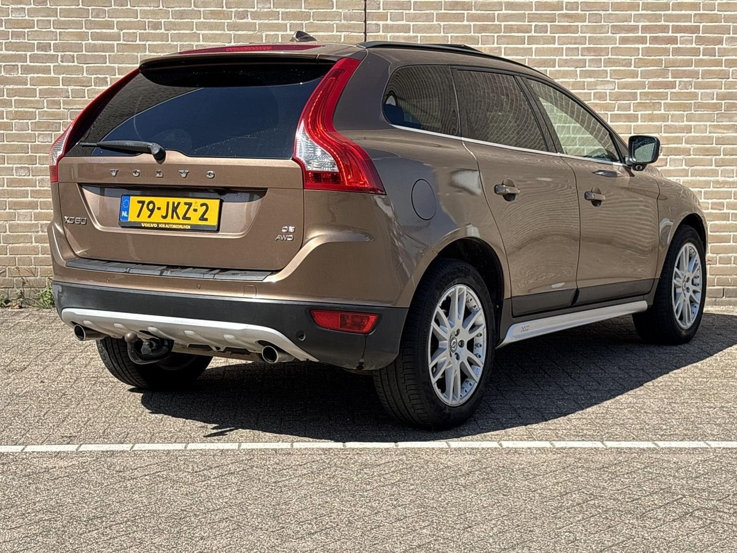 Volvo XC60 2.4 D5 AWD Momentum | Pano | Leder | Climate | Cr, Automaat, 199 g/km, Zwart, Bruin