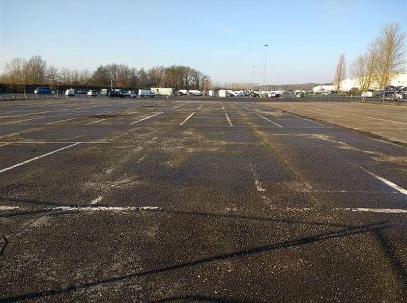 terrain parking à louer 9000m², Charleroi