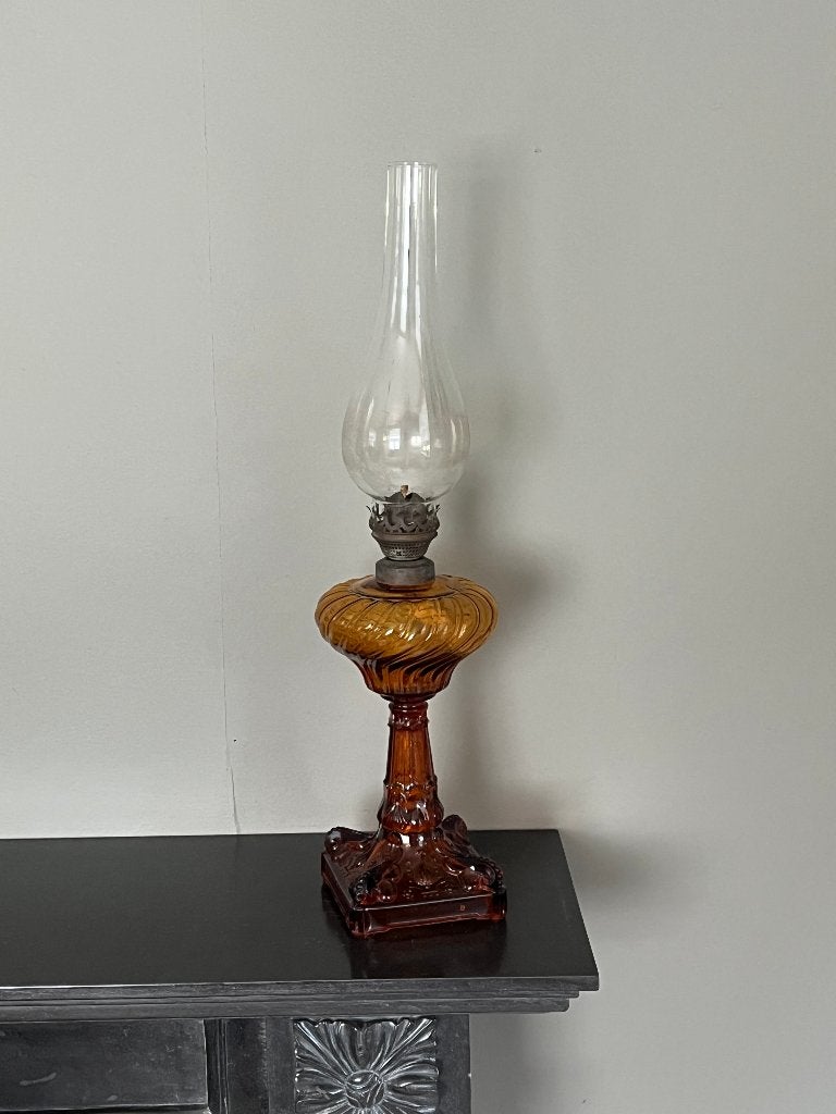 antieke olielamp met een amberkleurige gedraaide glazen voet, Antiek en Kunst, Ophalen