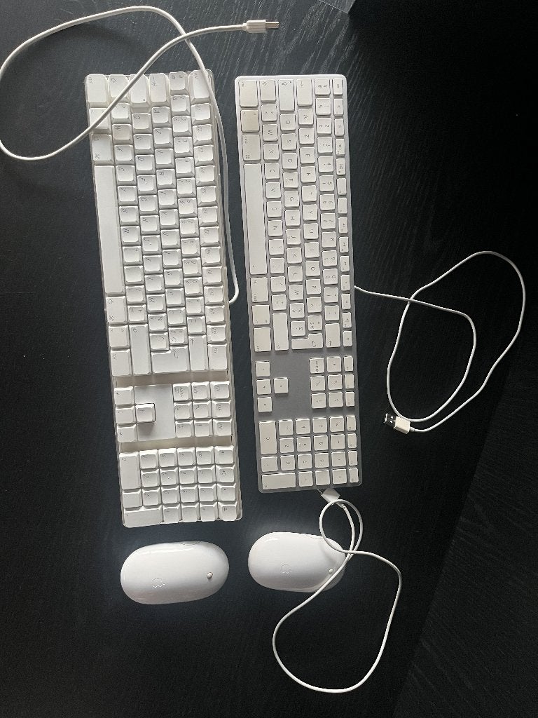 Apple toetsenborden & muizen – 2 toetsenborden + 2 muizen, Computers en Software, Toetsenborden, Gebruikt, Azerty, Bedraad, Ophalen of Verzenden