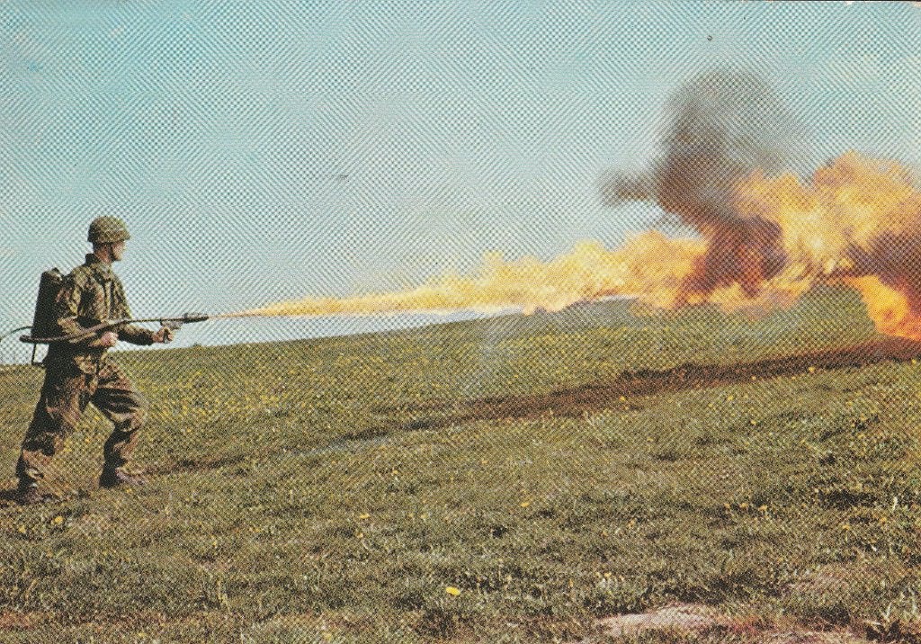 MILITAIR -  Vlammenwerper in actie, Verzamelen, Verzenden, 1960 tot 1980, Gelopen, Overige thema's