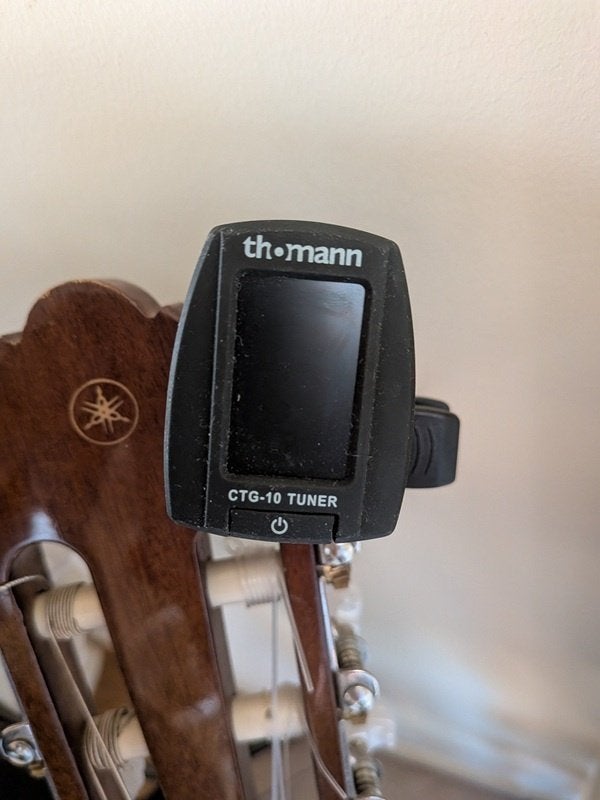 Thomann CTG-10 clip tuner pour guitare, Musique & Instruments, Instruments à corde | Guitares | Acoustiques, Enlèvement, Utilisé