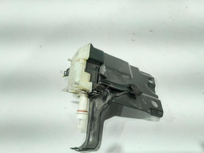 Moteur de verrouillage clapet réservoir d'un Audi TT, Autos : Pièces & Accessoires, -, 3 mois de garantie, Audi, Utilisé