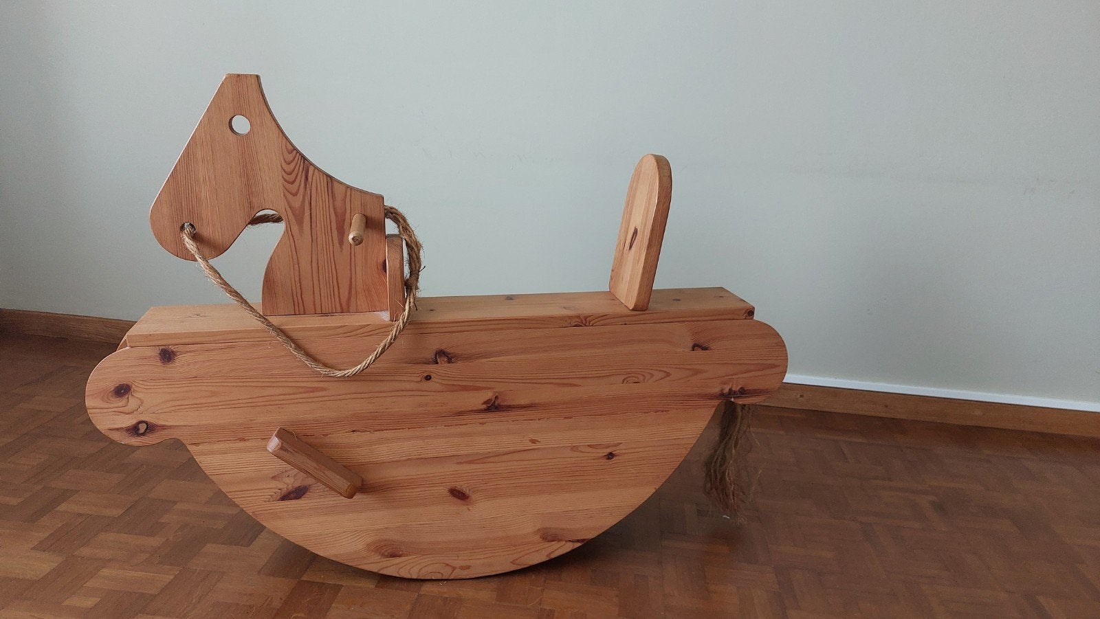 Houten schommelpaard, Ophalen