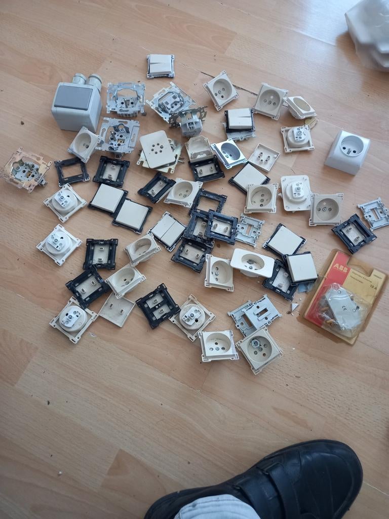 Set van verschillende accessoires voor Niko-contactdoos of -, Doe-het-zelf en Bouw, Schakelaar