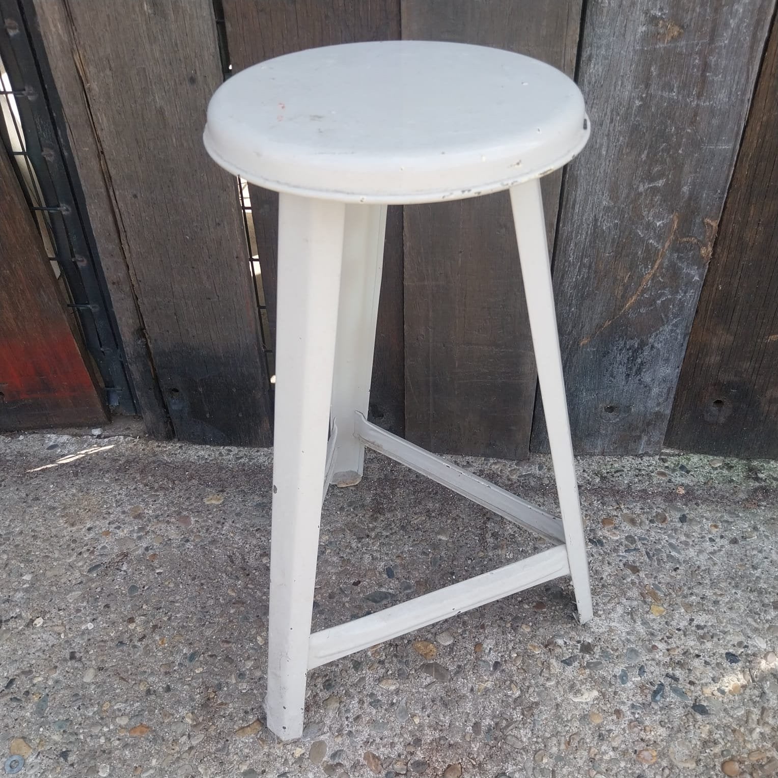 Vintage industriële metalen kruk – wit – jaren ’50/’60, Huis en Inrichting, Ophalen, Gebruikt, ,, ,