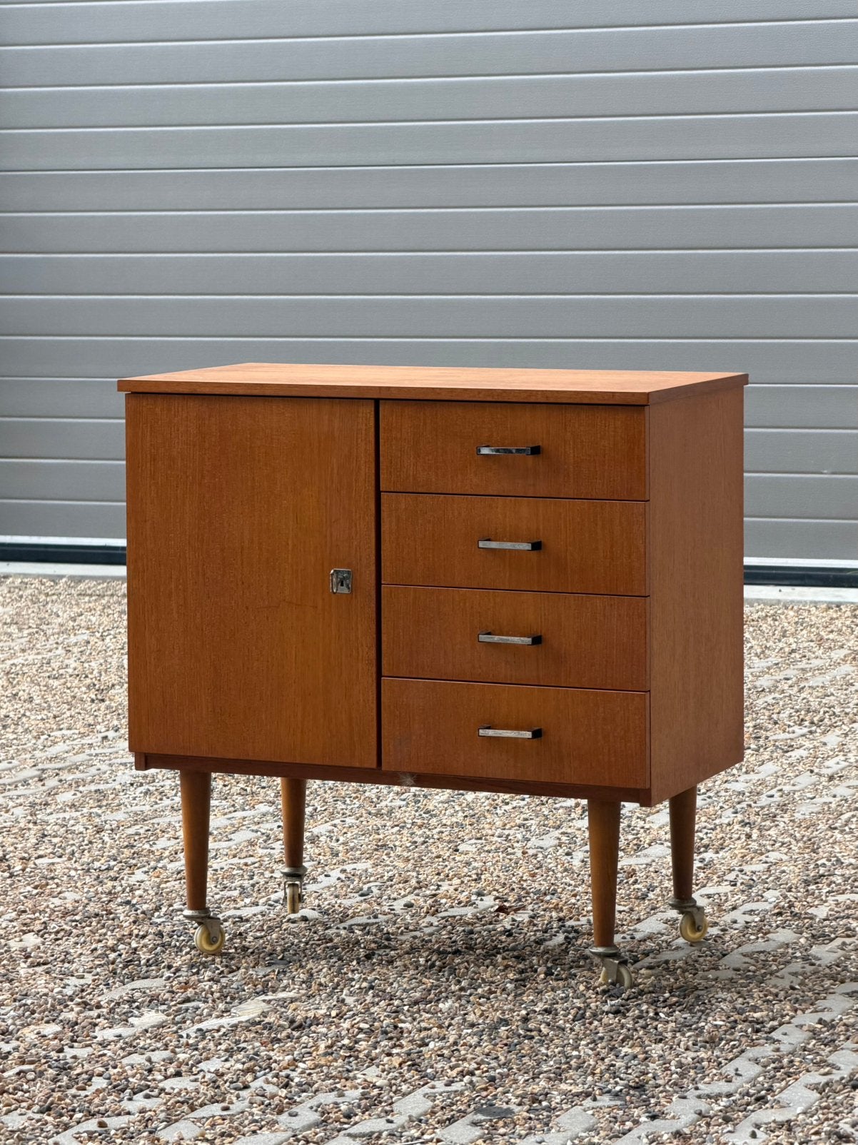 Vintage Mid Century houten kastje op wielen, Huis en Inrichting, Kasten | Ladekasten, Ophalen, Zo goed als nieuw