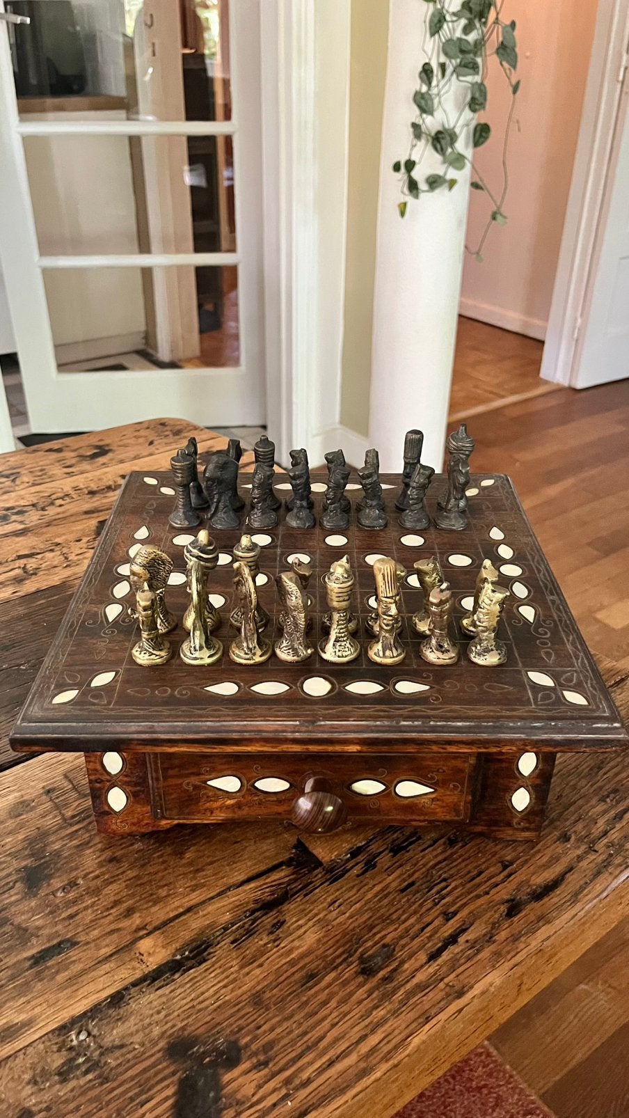 Jeu d’échecs artisanal en bois et nacre – 30x30 cm, 1 ou 2 joueurs, Enlèvement, Comme neuf