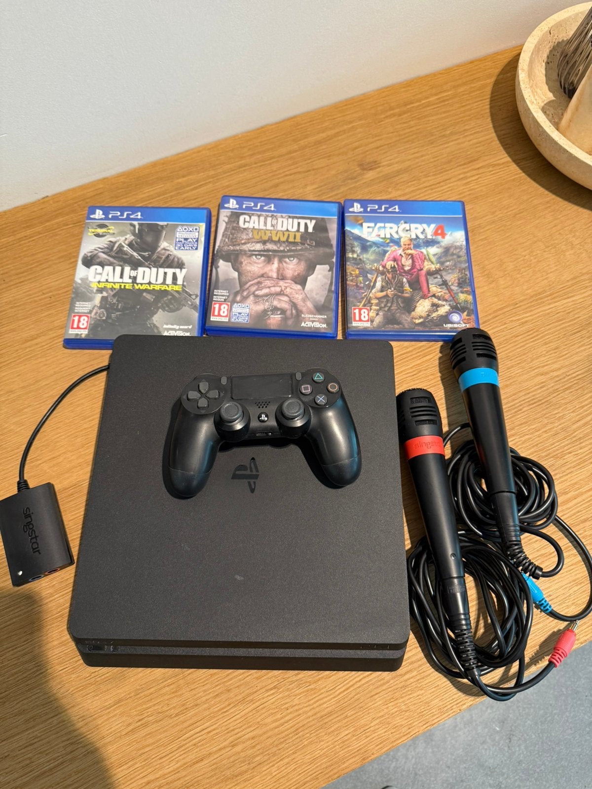 PS4 + controller + Singstar Microphone + 3 games, Enlèvement ou Envoi, Comme neuf, Avec 1 manette