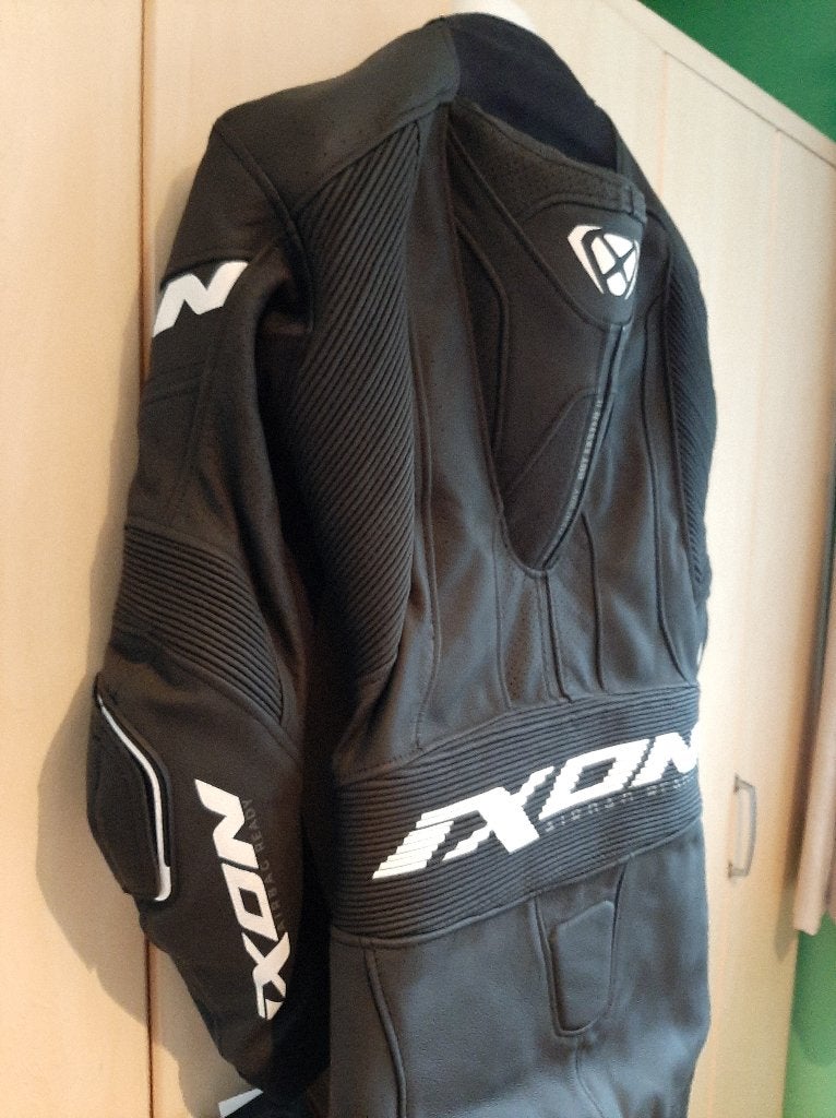 NIEUW - IXON ééndelig lederen racepak – Maat L (50-52), Motoren, Ixon, Ophalen, Nieuw met kaartje, Combipak