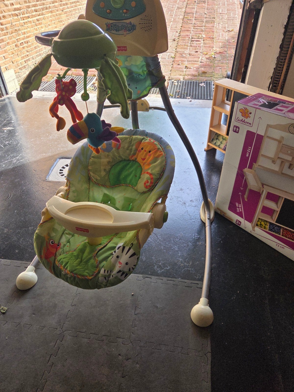 Fisher-Price Rainforest elektrische babyschommel met geluid, Enfants & Bébés, Cadeaux d'accouchement & Assiettes de naissance