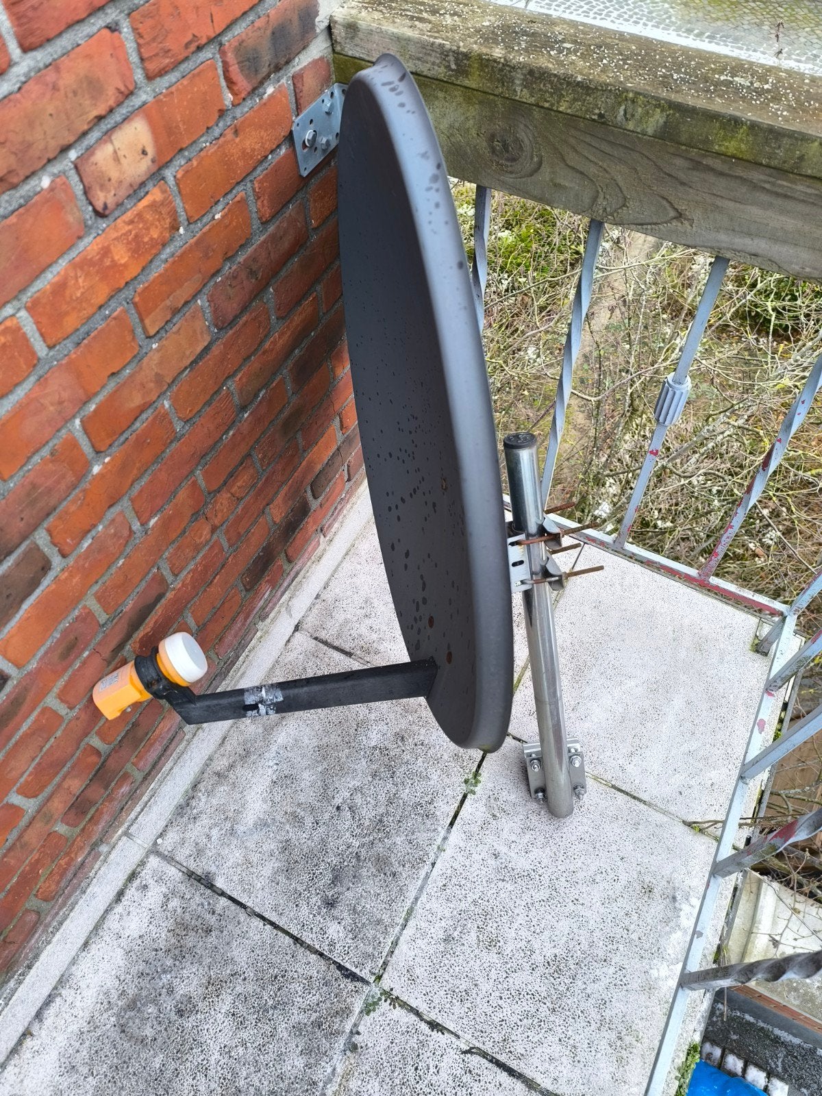 Antenne parabolique avec convertisseur et support de balcon, TV, Hi-fi & Vidéo, Antennes paroboliques, Enlèvement, Antenne (parabolique)