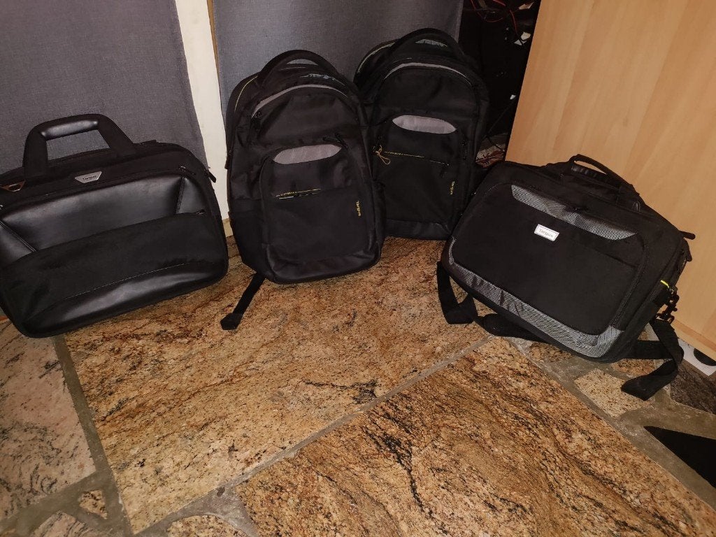 2 Laptoprugzakken en 2 laptoptassen Merk Targus €10/stuk, Informatique & Logiciels, Comme neuf, Enlèvement, Targus, Poignée