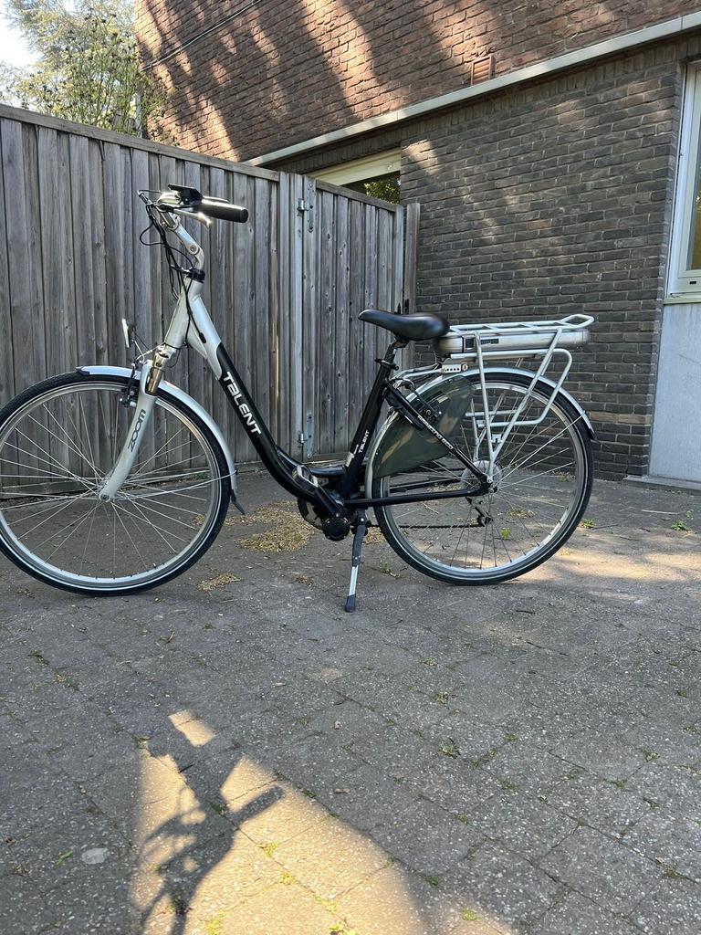 TALENT ELEKTRISCHE FIETS MET MIDDENMOTOR, Fietsen en Brommers, Ophalen, Zo goed als nieuw