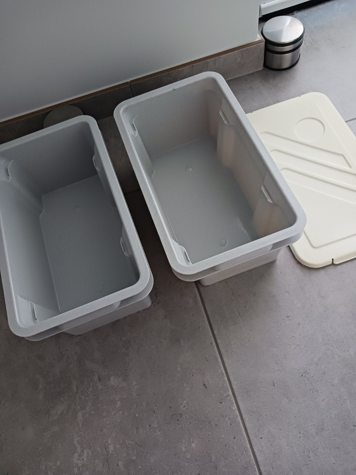 2 Kleine grijze opbergbakjes + 1 deksel te koop., Ophalen