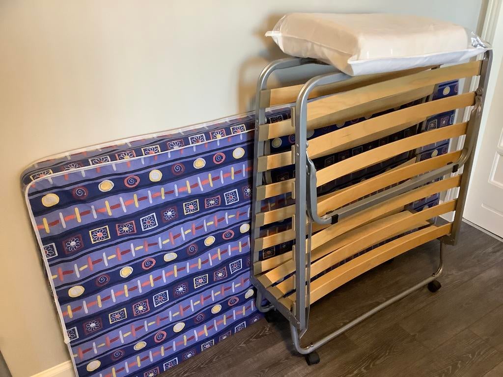 Plooibaar bedje met stevige matras , met donsdeken en hoofdk, Huis en Inrichting, Ophalen, Zo goed als nieuw