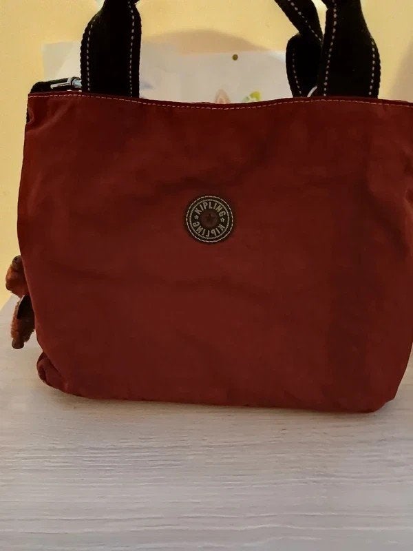 Sac à main bandoulière Kipling vintage, Bijoux, Sacs & Beauté, Sacs | Sacs à bandoulière, Comme neuf, Kipling, Rouge, Envoi