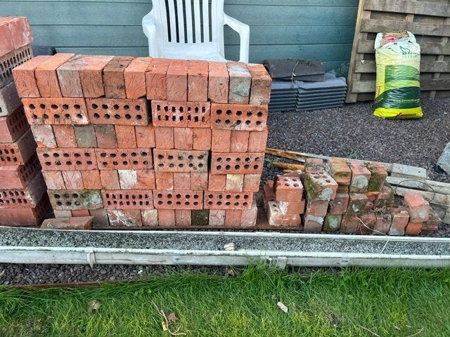 GRATIS 84 bakstenen, 28 dakpannen +/- 67x32, 30-tal borduren, Doe-het-zelf en Bouw, Ophalen, Gebruikt, Bakstenen