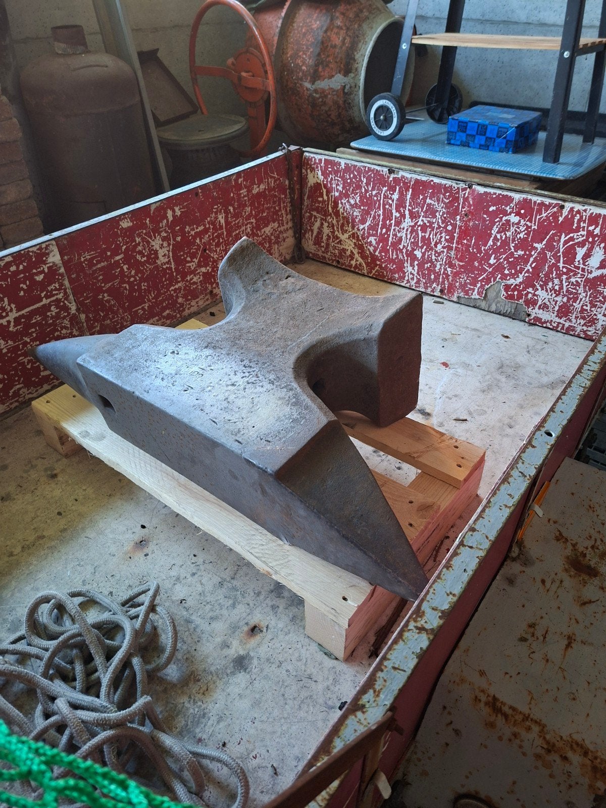 Aambeeld van ongeveer 250kg., Antiek en Kunst, Ophalen