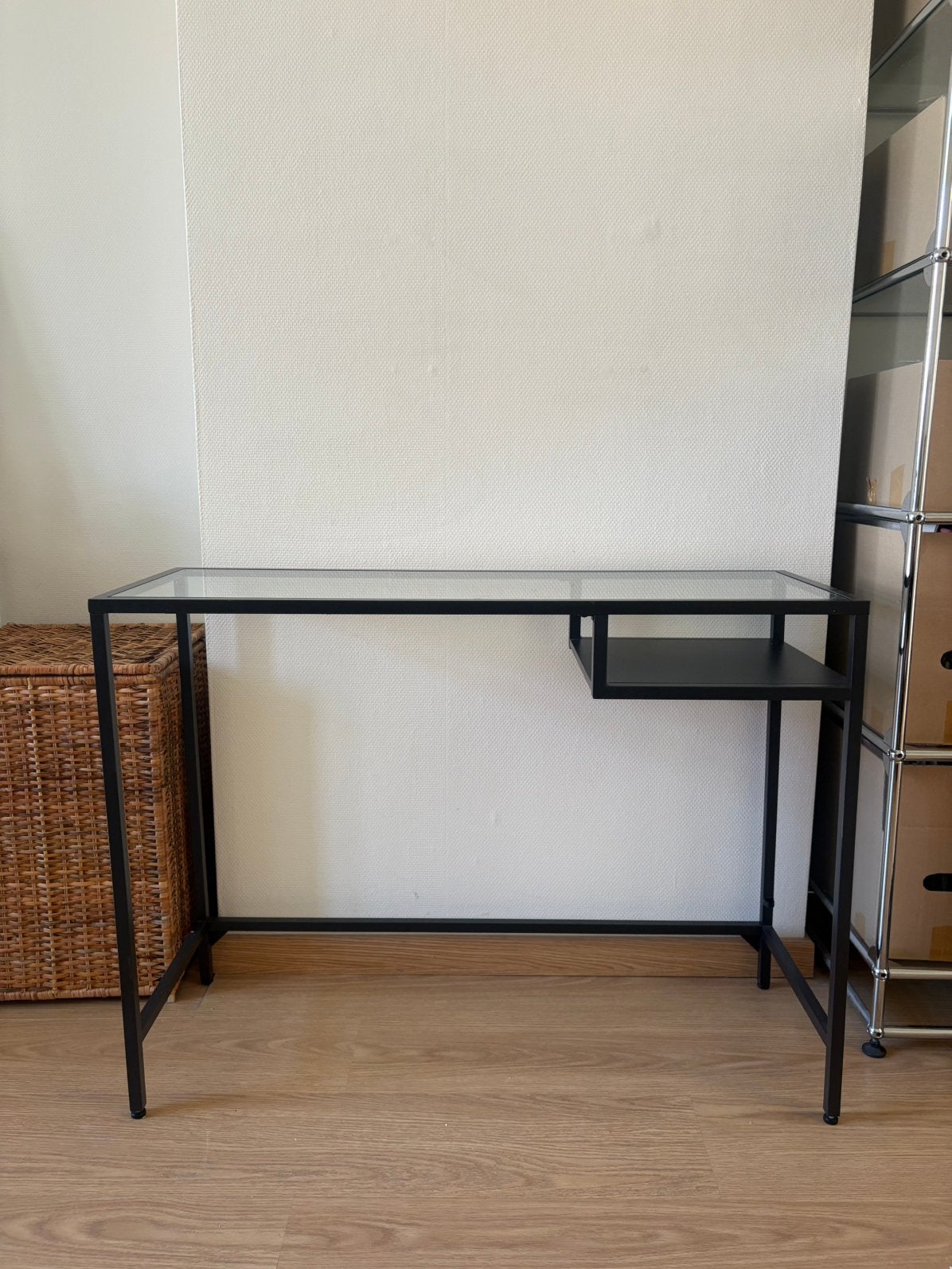 Bureau IKEA VITTSJÖ - plateau verre et structure noire, Maison & Meubles, Bureaux, Comme neuf, IKEA, Verre, Enlèvement