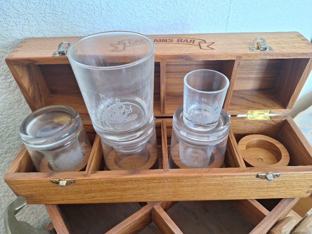 Houten kistje met 8 glazen marine, Ophalen