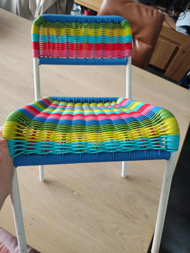 Regenboogstoel uit 1999, Ophalen