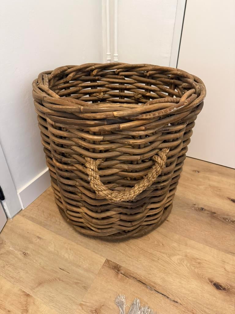 Stevige houten/rieten mand, Huis en Inrichting, Ophalen, Mand, Rond, Zo goed als nieuw