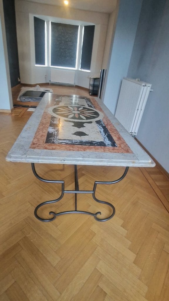 Marmeren tafel en decoratief metal onderstel - blad gebroken, Huis en Inrichting, Ophalen, Gebruikt, 50 tot 100 cm, Vijf personen of meer