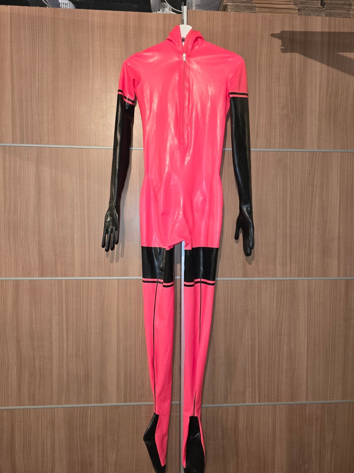 Combinaison en latex taille M, Hobby & Loisirs créatifs, Envoi