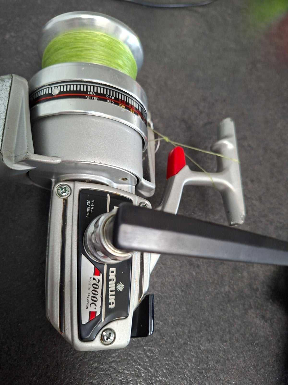 Daiwa vismolen 7000c met nylon draad 40/100., Enlèvement, Utilisé, Moulinet