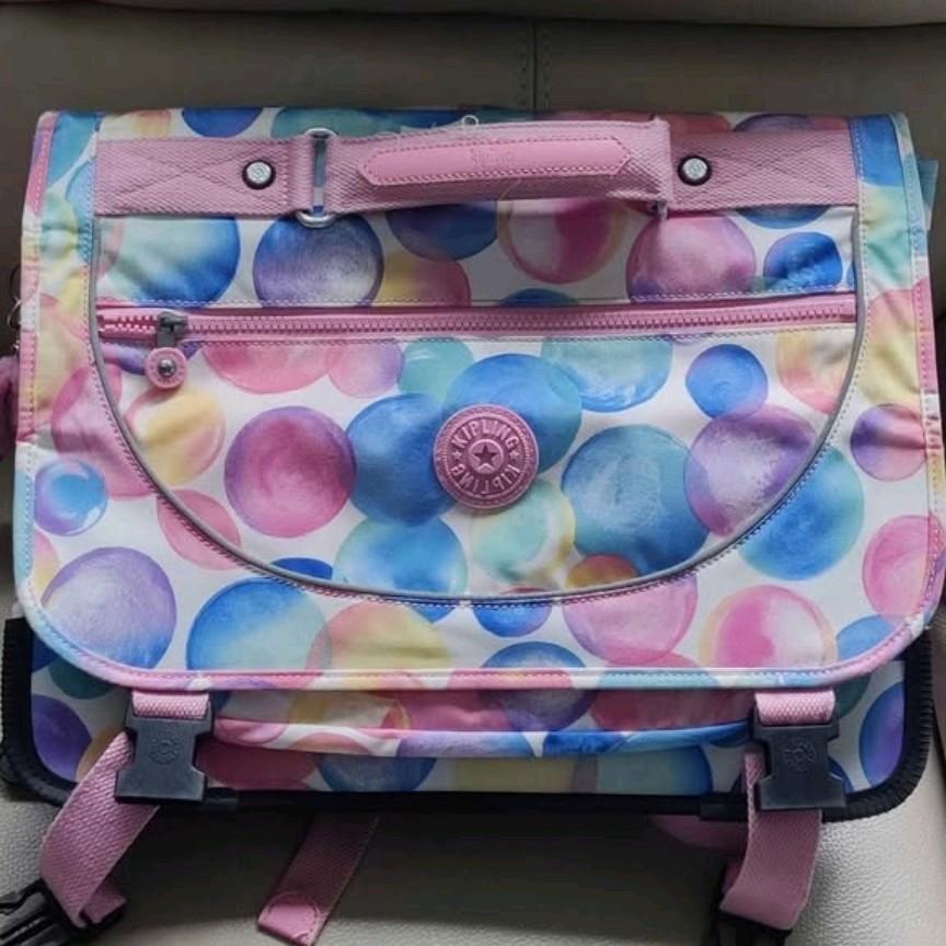Kipling boekentas, Ophalen