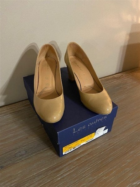 Damesschoenen – Merk Les Autres, Kleding | Dames, Pumps, Beige, Ophalen of Verzenden, Zo goed als nieuw