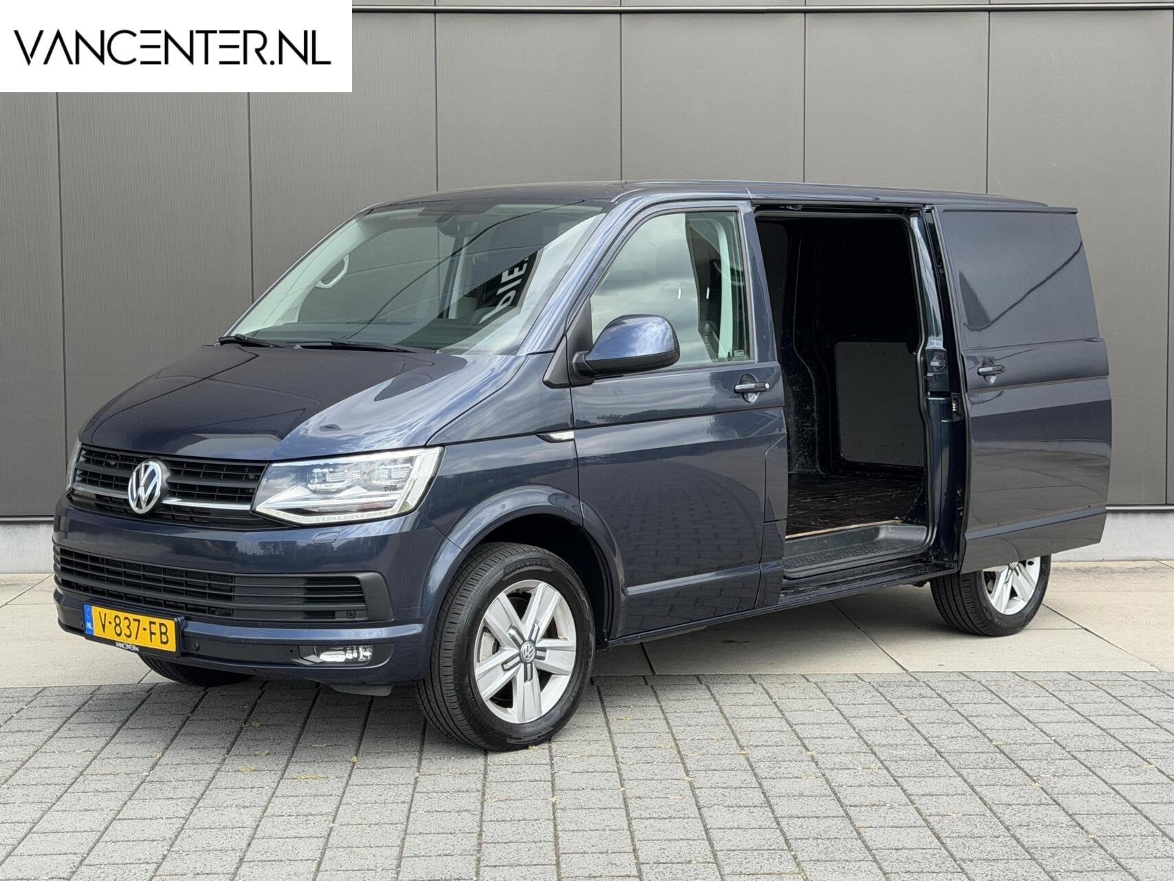 Volkswagen Transporter 2.0 TDI 204PK DSG L1 Automaat Carplay, Auto's, Stof, Gebruikt, 2500 kg, Bedrijf