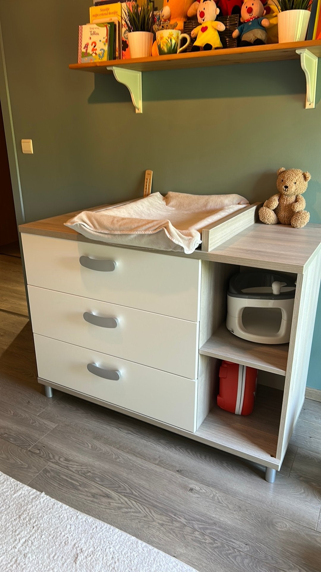 Nieuw meubel. Lichtgrijs met wit. 3 hele ruime lades, Kinderen en Baby's, Kinderkamer | Commodes en Kasten, Ophalen, Zo goed als nieuw