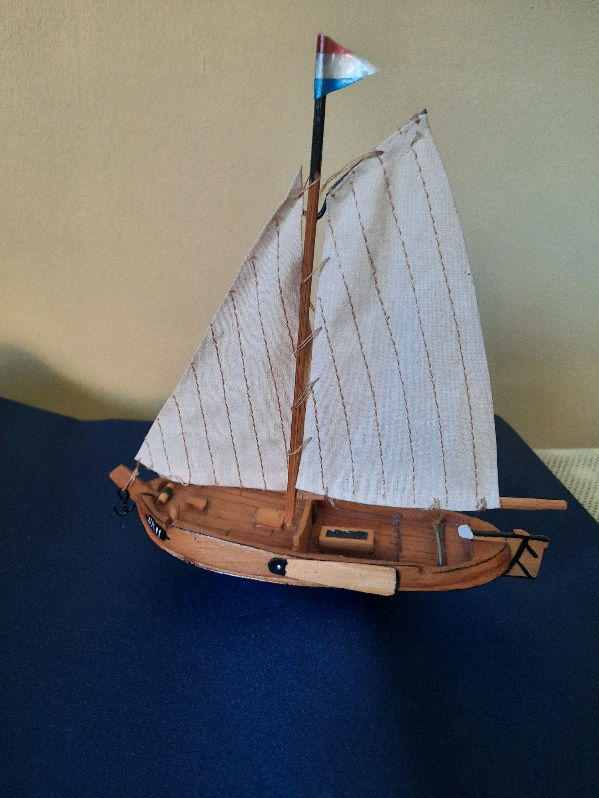 Rustieke bootje met de hand gemaakt, Ophalen