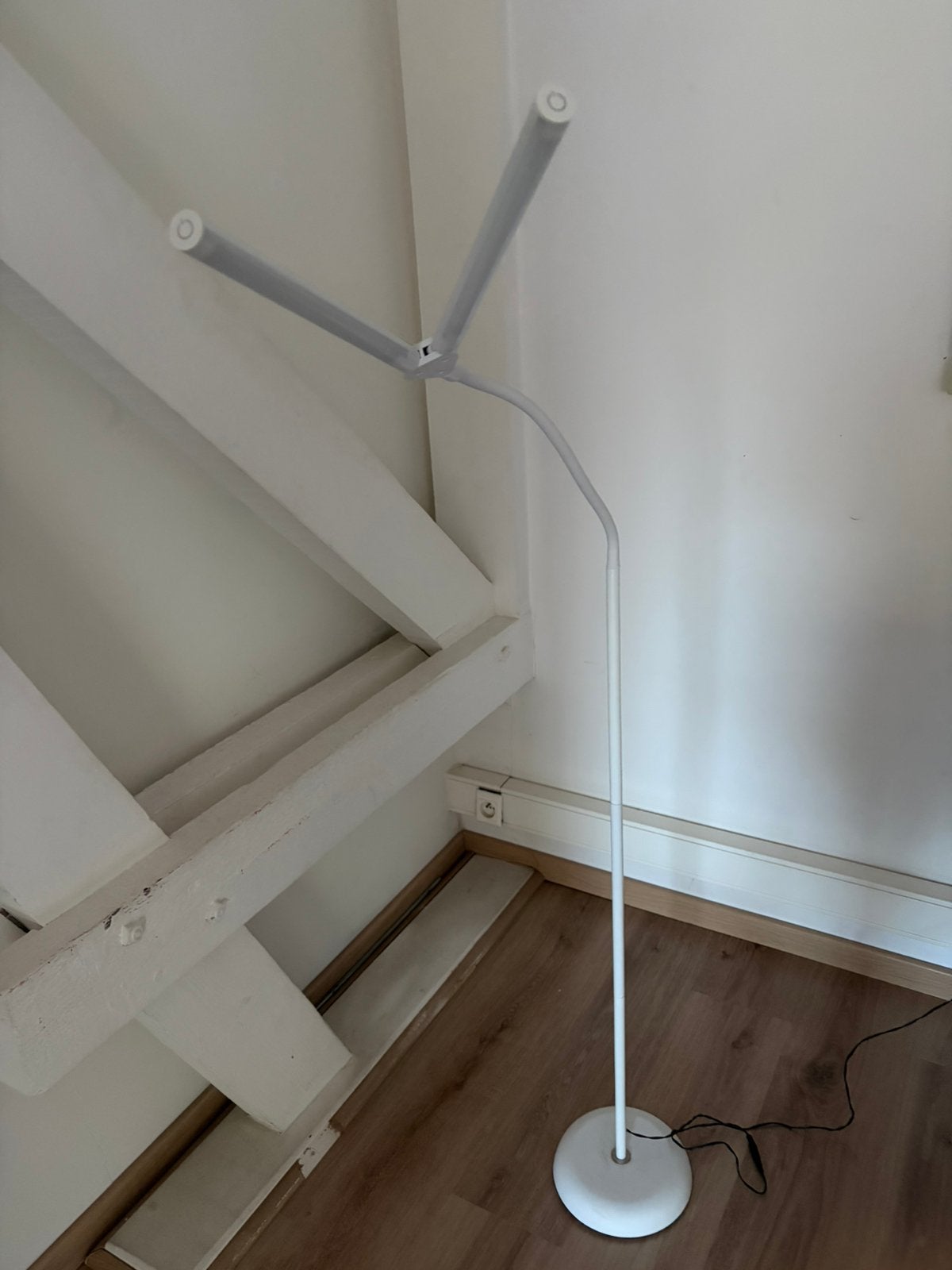Witte led vloerlamp met twee verstelbare lichtarmen, Huis en Inrichting, Lampen | Vloerlampen, Ophalen, Zo goed als nieuw