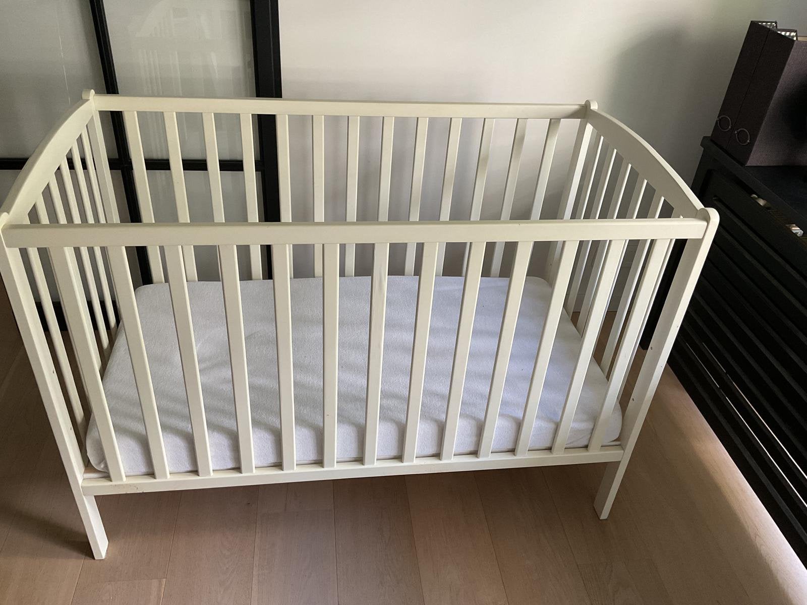 Wit babybedje met matrasje in hoogte verstelbaar, Ophalen, Zo goed als nieuw