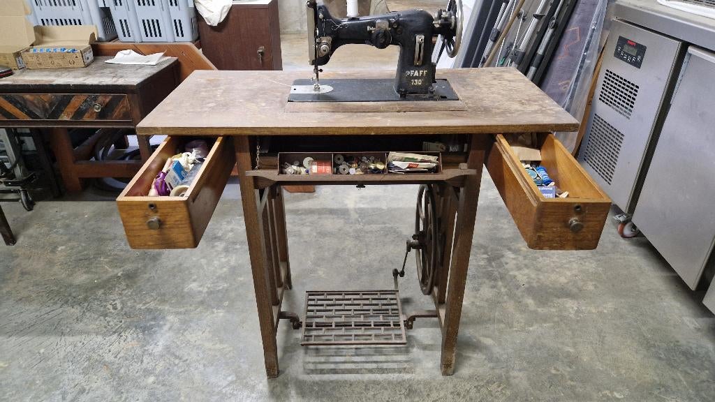 Vintage naaimachine met pedaal karaktervol en decoratief, Antiek en Kunst, Ophalen