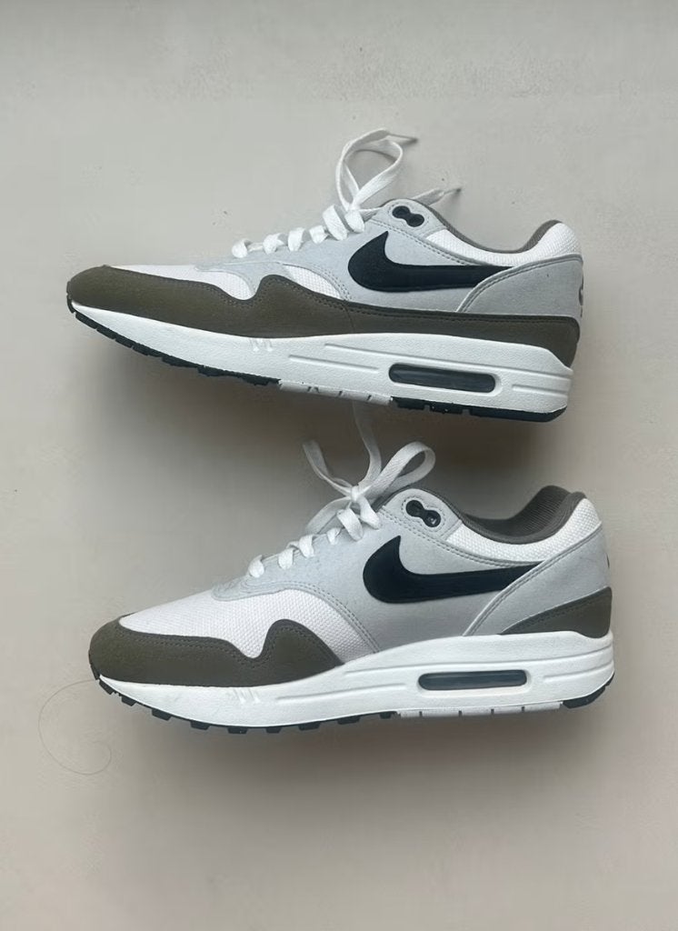 Nike Air Max 1 Medium Olive – maat 43 – slechts 1x gedragen, Wit, Nike, Ophalen of Verzenden, Zo goed als nieuw