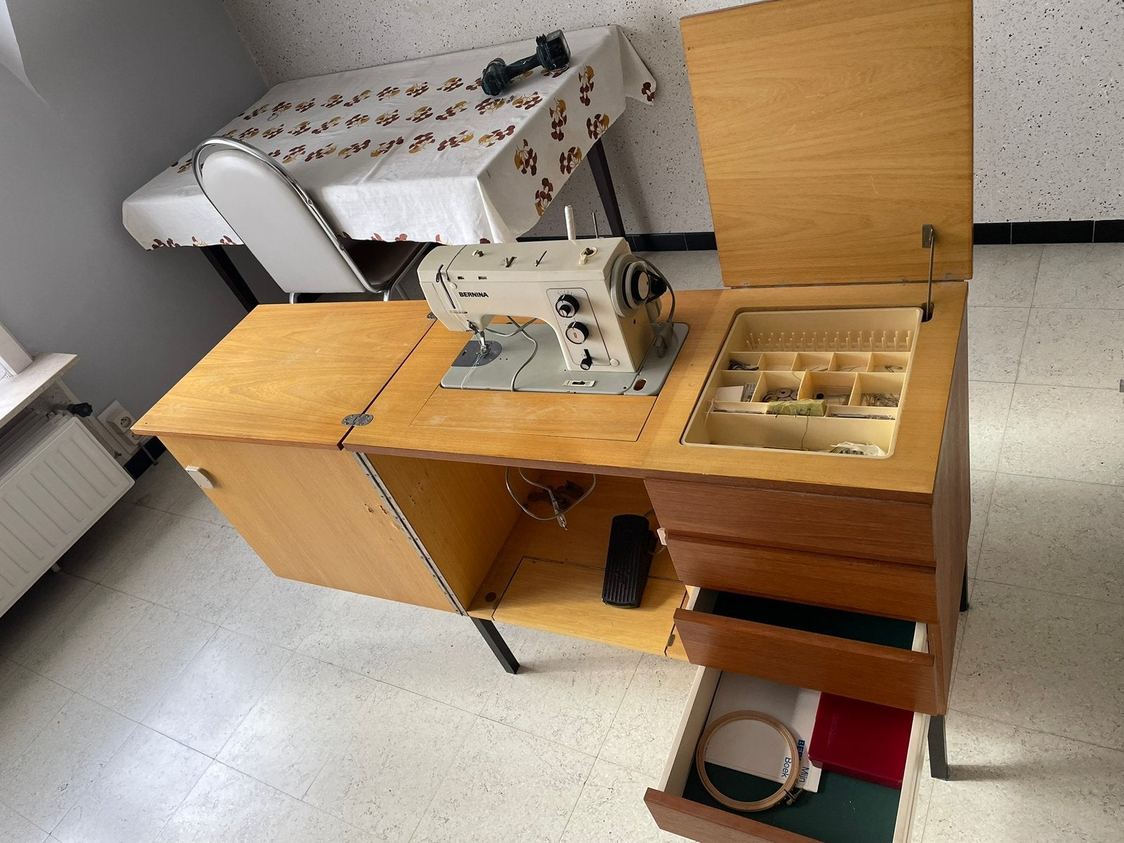 Naaimachine tafel, Hobby en Vrije tijd, Naaimachines en Toebehoren, Ophalen, Zo goed als nieuw