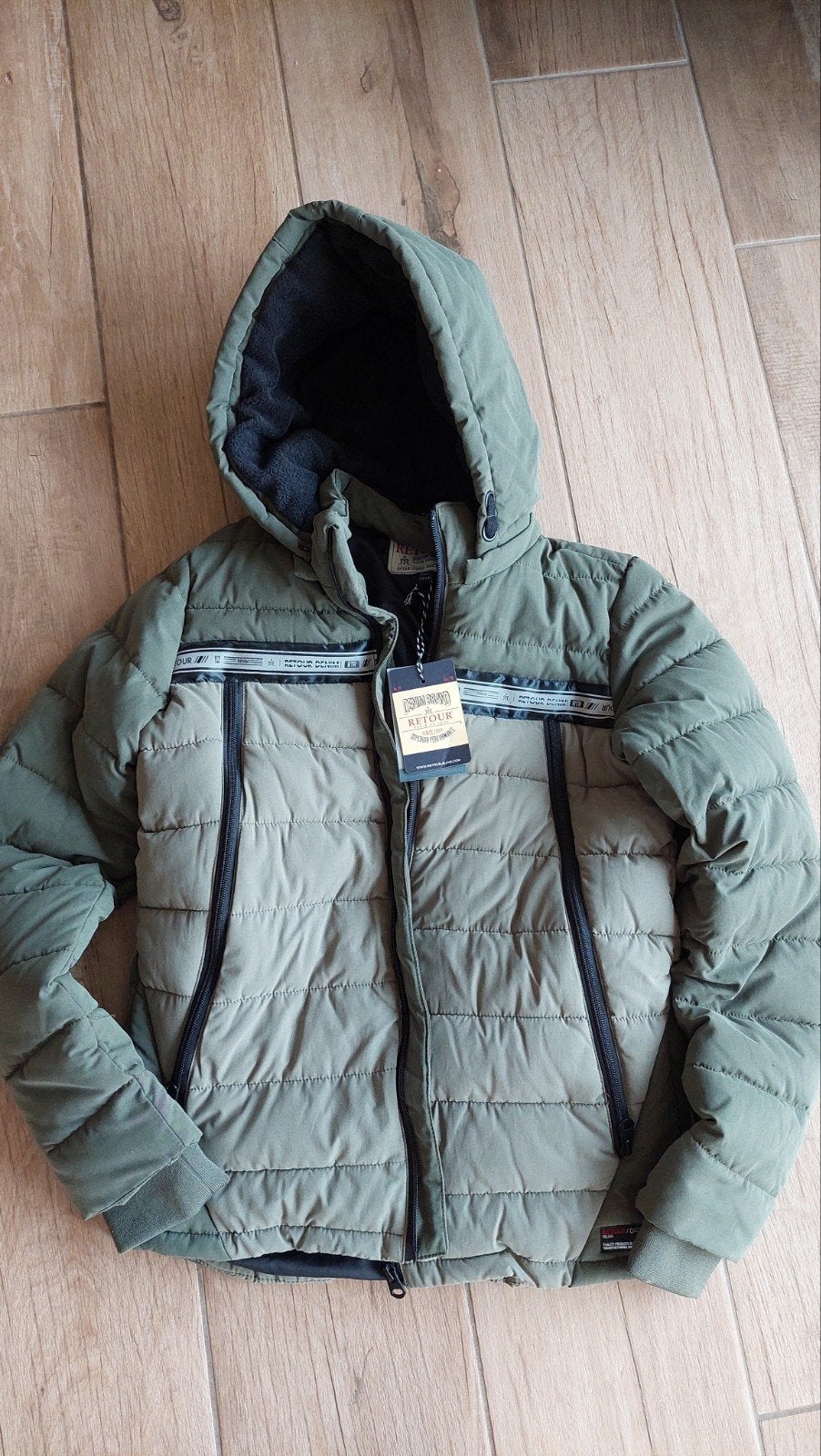 Winterjas nieuw jongen merk Retour olijfgroen maat 13 /14, RETOUR, Nieuw, Ophalen of Verzenden, Jongen
