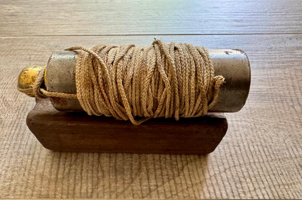 ANTIEK SCHIETLOOD OP HOUTEN BAKJE, Ophalen of Verzenden